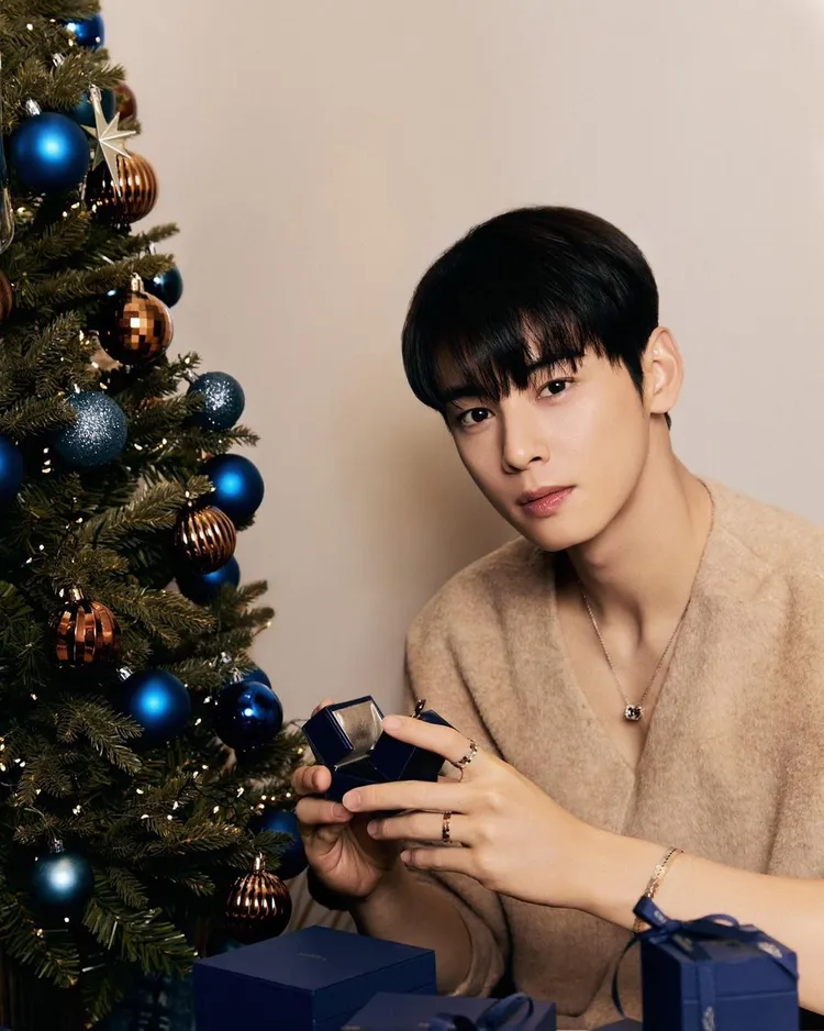 車銀優以貼合節慶氛圍的主題，演繹CHAUMET旗下經典Bee My Love系列珠寶。翻攝eunwo.o_c IG