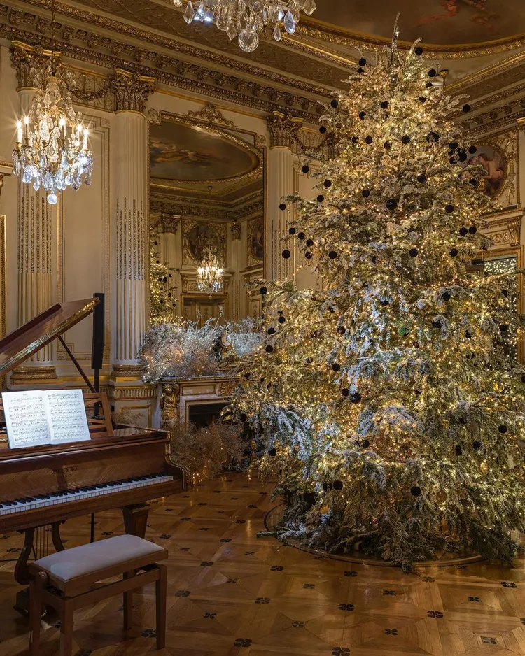 CHAUMET於巴黎芳登廣場12號旗艦店內，架上了充滿節日氣息的聖誕樹。翻攝chaumetofficial IG