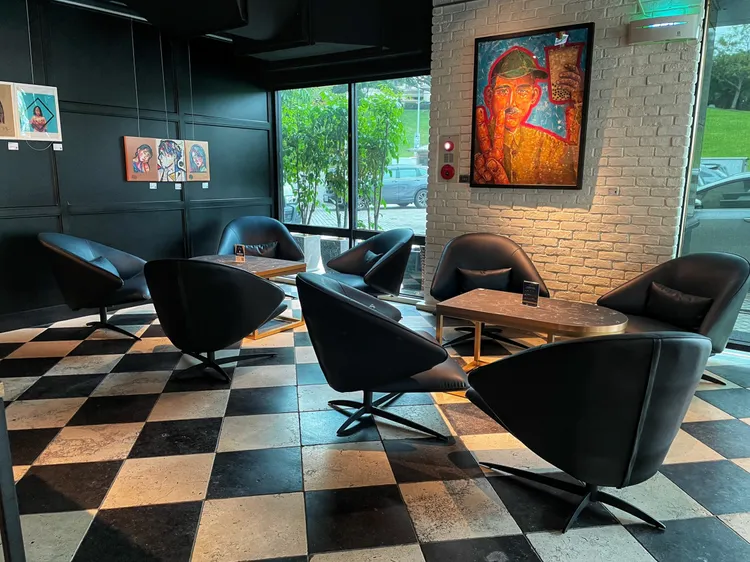 店內有台灣新銳藝術家的作品展示。業者提供