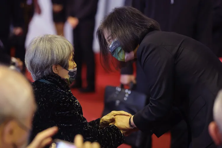 蔡英文向與會民眾握手致意。總統府提供