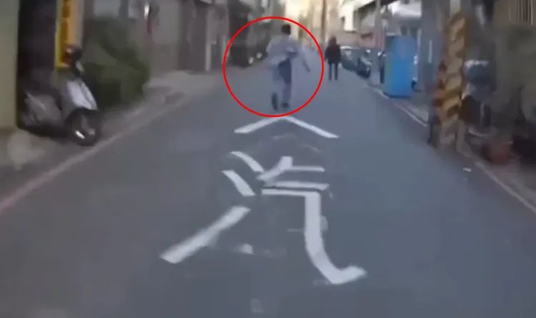 阮男（紅圈處）逃避警方追捕時，與一名婦人幾乎擦身而過。讀者提供