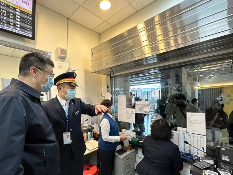 台鐵局長杜微視察元旦輸運情形。台鐵提供