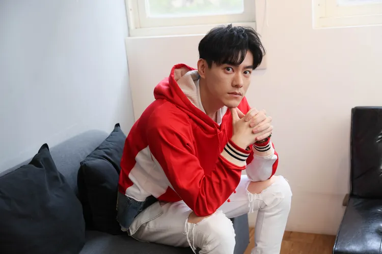 當時媽媽打電話給他，他會到附近的公園接電話，騙家人他正在工作。彭欣偉攝