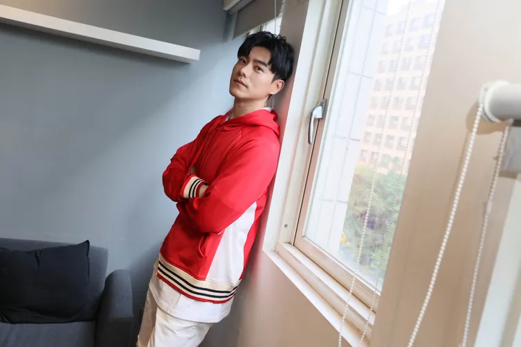 李程彬過去吃泡麵、冷凍水餃吃怕了，現在即使多餓也不會吃，因為會回溯到當時的痛苦記憶。彭欣偉攝