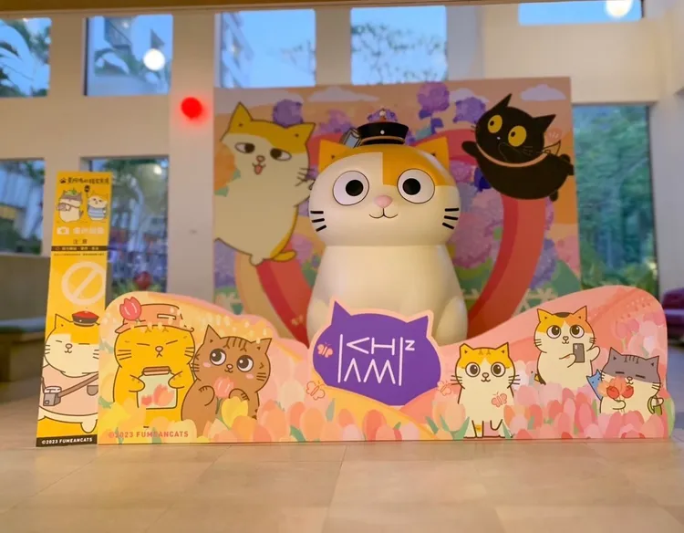 趣淘漫旅-台南還特地在飯店裡，設置了黃阿瑪來趣淘大型公仔與背板。業者提供