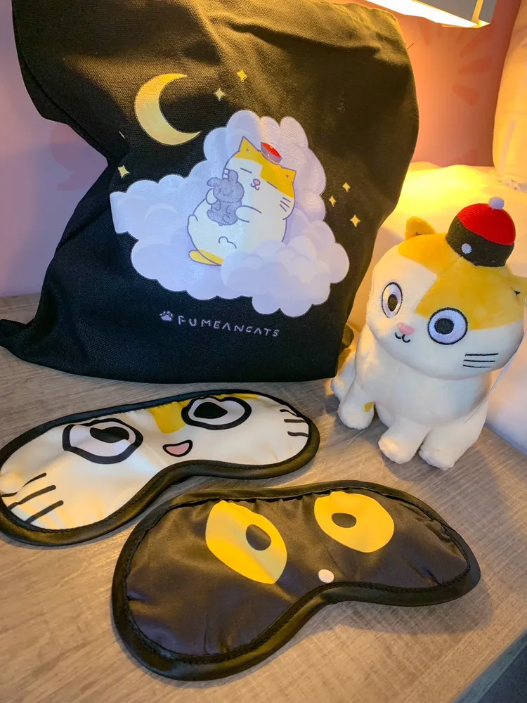 黃阿瑪來趣淘主題房禮包，內含只送不賣，包含阿瑪款眼罩及黃阿瑪週邊商品。業者提供