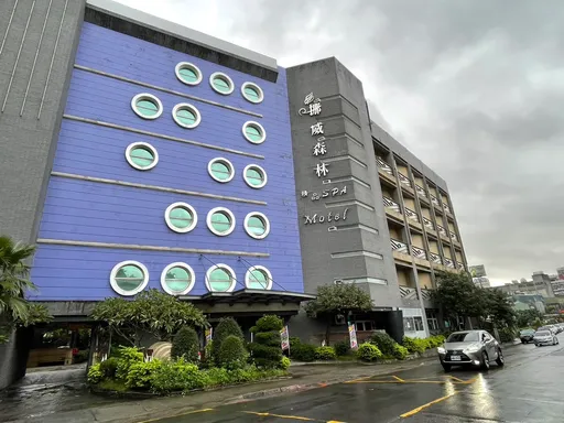 新北男旅館開趴想「鬆一下」 準備呼朋引伴就遇警臨檢搜出這東西