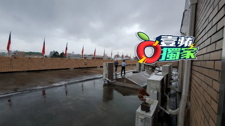 保全全面清查同棟建築物的法務部等處有無被惡搞。呂志明攝