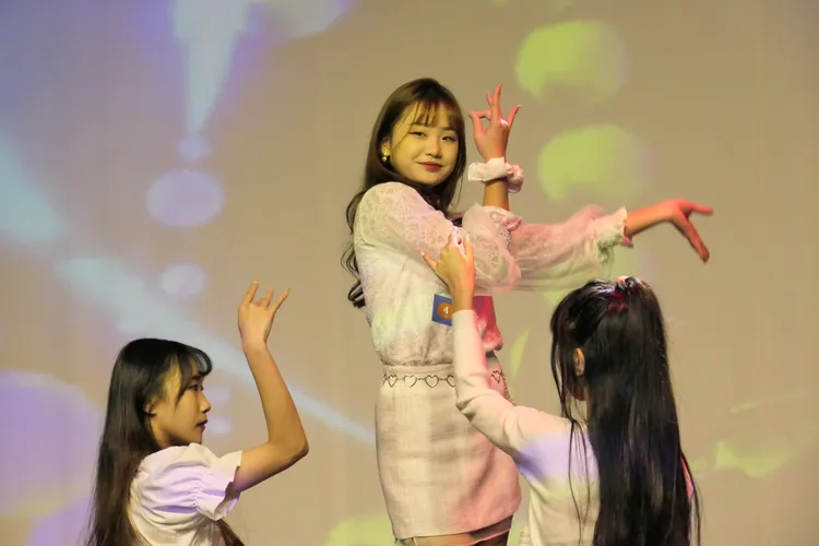 未來偶像校園徵選大賽，第二名育達高中林恬妤在台上展現精彩舞蹈。