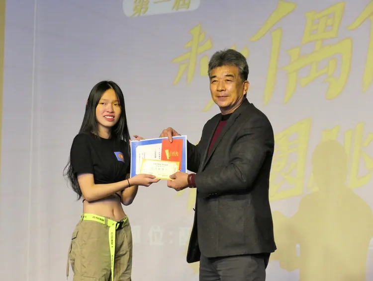 醒吾科大陳寶億副校長頒發第一名獎狀給北政國中的高姀雅同學。