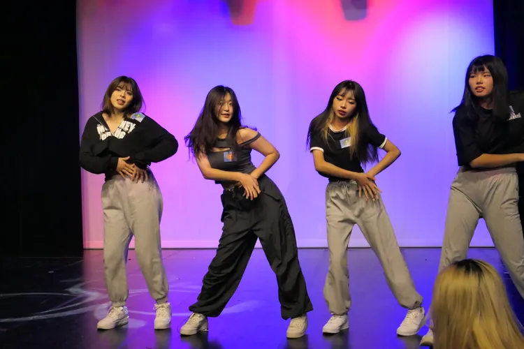 未來偶像校園徵選大賽，陳力維(左二)率舞群熱舞。