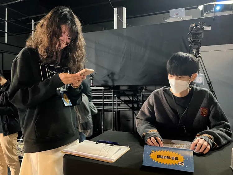 數位系謝芸樺同學(左)擔任導演，學習場控流程。時管系王冠勳同學(右)負責的是選