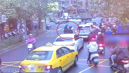 新北男吸毒出現幻覺 以為被逼車!毒駕連砸2機車洩憤