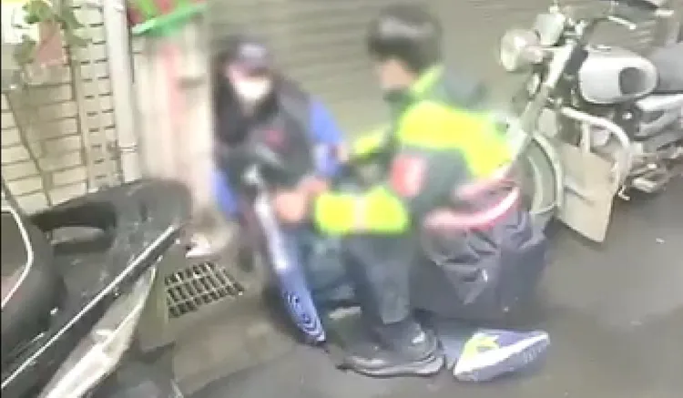 警方在土城延壽路上逮捕呂男，並在身上搜出犯案的球棒及安非他命。警方提供