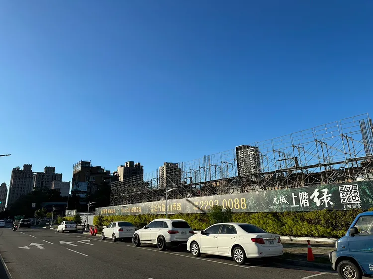 基地位置緊鄰崇德、松竹、昌平路等多個指標商圈，且距離明星學區松強國小僅200公尺。王鈞生攝