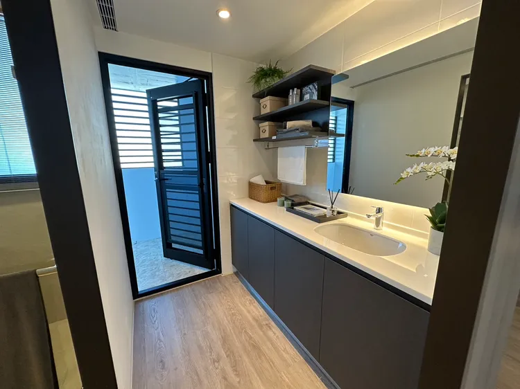 其中公共衛浴連結工作陽台，且採「洗浴分離」，能夠有效提升生活動線。王鈞生攝