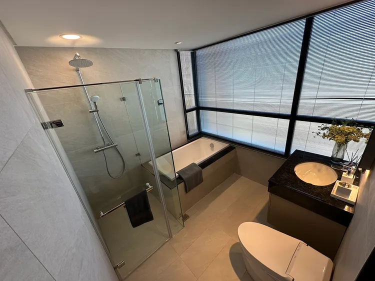 主臥衛浴角窗設計，視野開闊。王鈞生攝