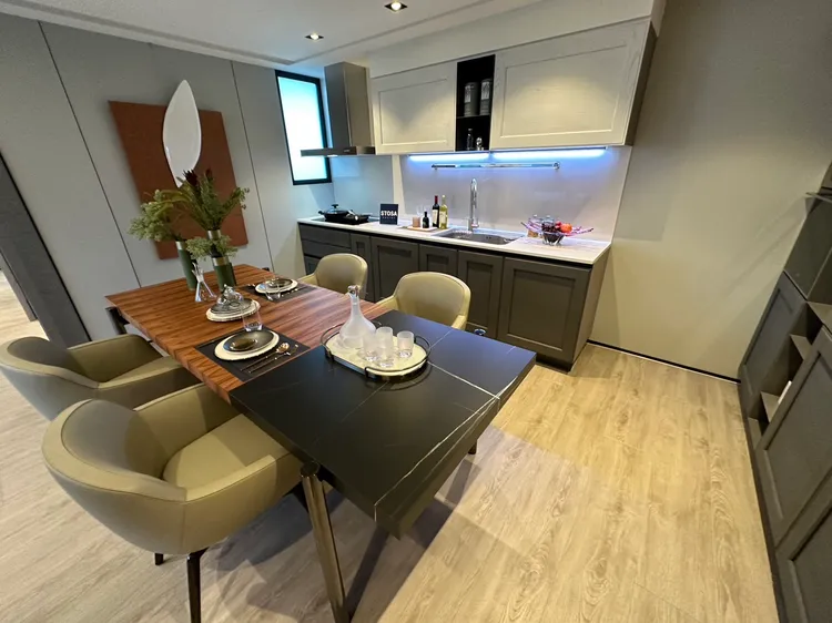 全案建材配備使用義大利STOSA廚具。王鈞生攝