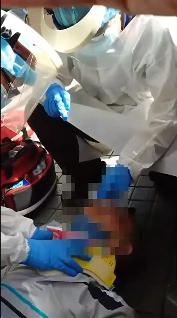 救護人員到場治療。翻攝畫面