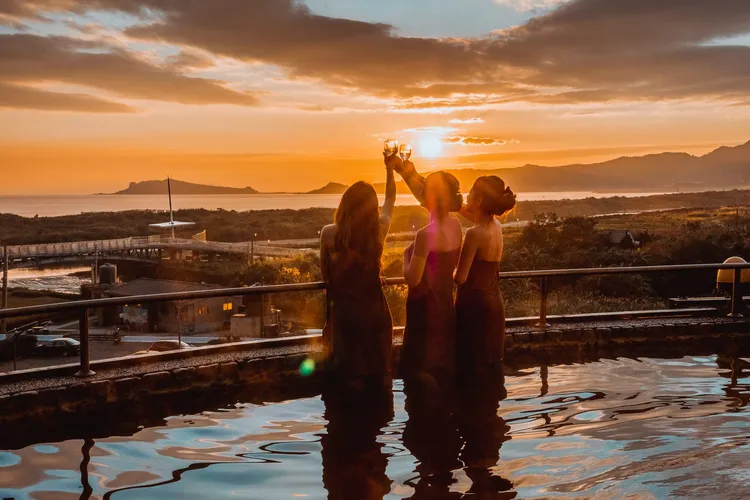 「暖冬感溫祭，山海湯隨行」，泡在暖呼呼的湯池裡享受新北山海美景。市府提供