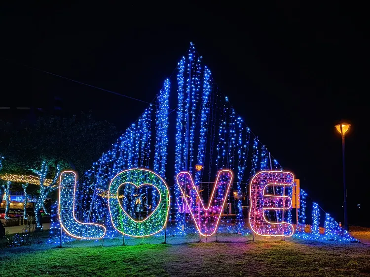 八里左岸公園由新北市政府高灘地工程管理處佈置12座絕美的藝術光雕。新北市府提供