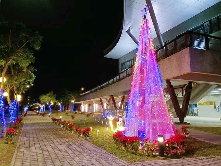 八里行政中心戶外首度佈置六米高繽紛聖誕樹。新北市府提供