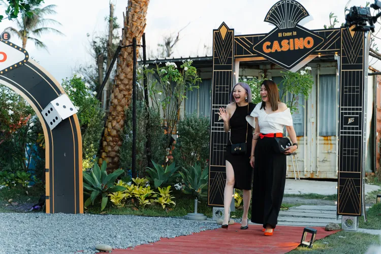 花花（左）穿著性感與友人出外景。好看娛樂