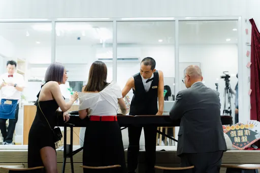 浩子當荷官囧被劃圈圈 花花性感露腿吸眼球