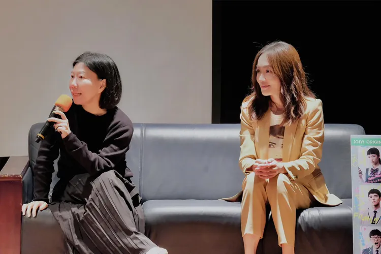 尹馨（右）和編劇李旭敏出席世新校園講座，面對同學提問有問必答，現場氣氛熱絡。齊石傳播提供