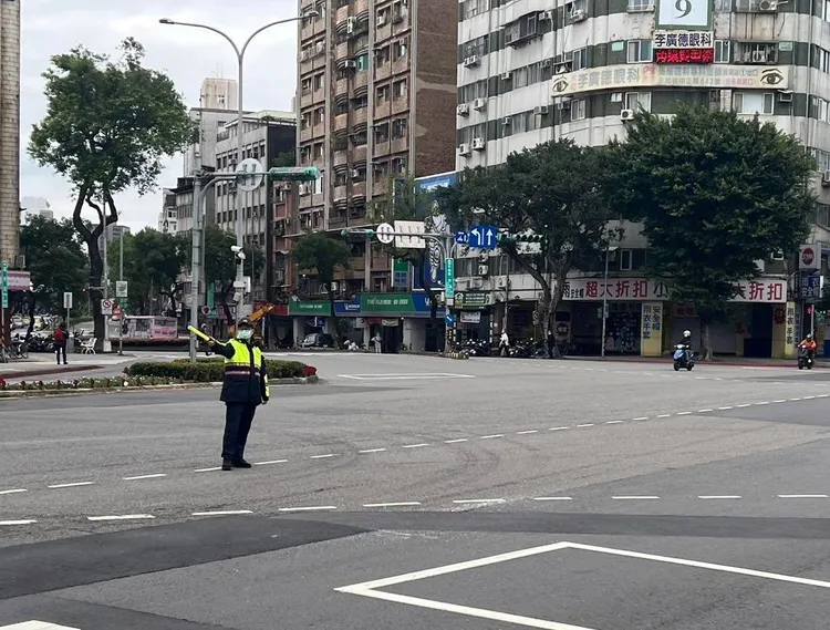 警方提醒用路人避免行經管制區域。翻攝畫面