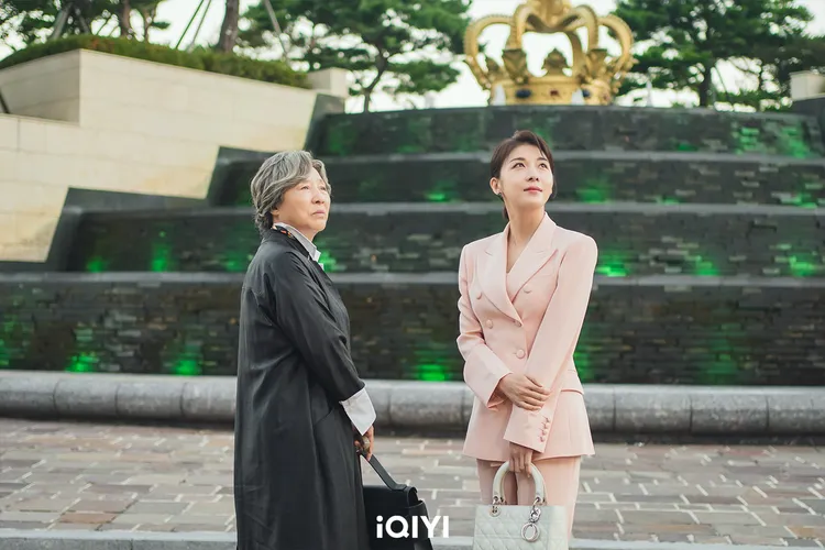 河智苑（右）戲裡死守奶奶高斗心打造的飯店。愛奇藝國際站提供