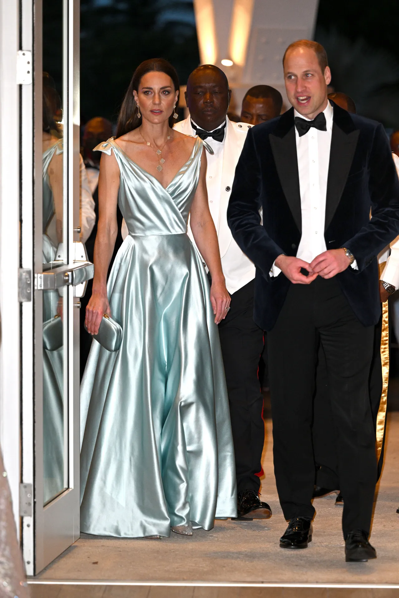 她與威廉出席巴哈馬另一場活動，穿著Philippa Lepley的青玉色緞面禮服，定價約24萬元。達志