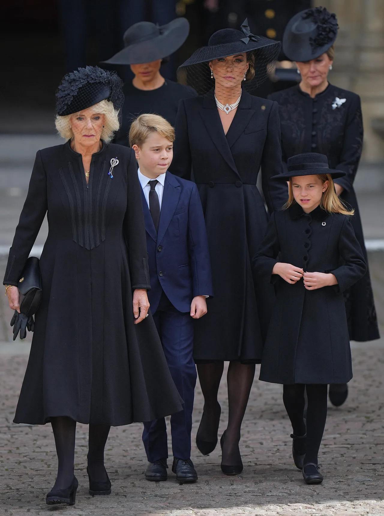 她9月帶著喬治小王子、夏綠蒂小公主出席英女王伊麗莎白二世的國葬，她穿著Alexander McQueen的黑色大衣式洋裝，全身搭配得莊重優雅。達志