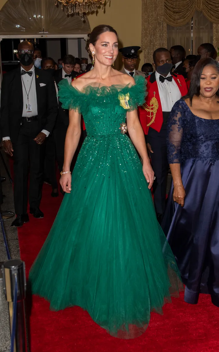 她出席牙買加國宴，穿著愛牌Jenny Peckham的綠色高訂雪紡禮服，價格約為15萬元台幣。