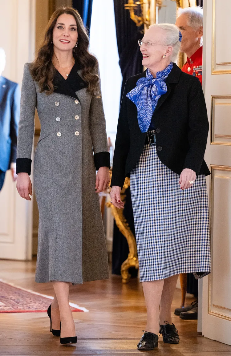 凱特今年2月出訪丹麥，晉見丹麥女王瑪格麗特二世，她身上的Catherine Walker大衣式洋裝與首飾都是已亮相過的舊服與配件。達志