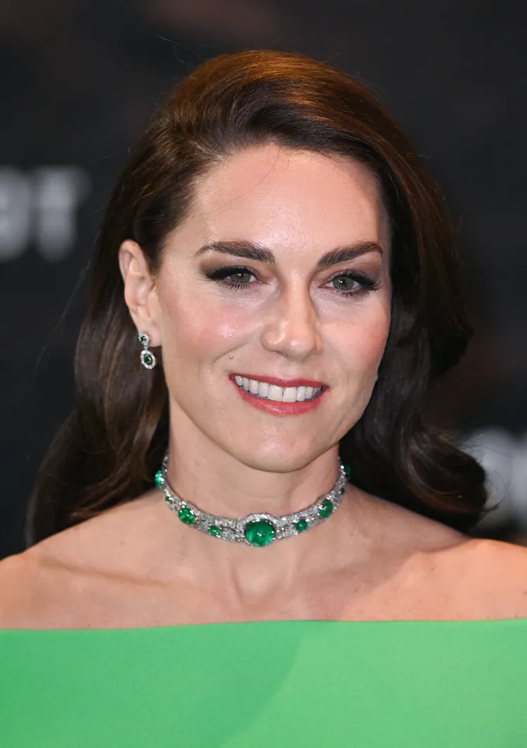 她戴的鑽石鑲祖母綠項鍊原屬於瑪麗王后，從英皇室收藏出借；耳環則是購自Asprey London，價格為34萬元。達志