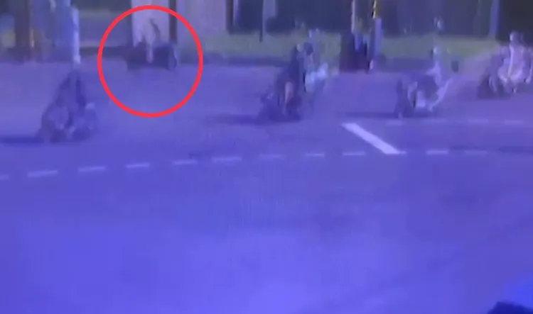 陳男騎車闖紅燈。翻攝畫面