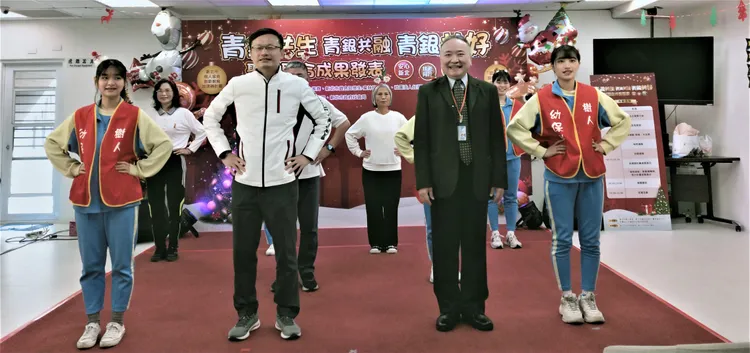 張明文局長(前排左2)和長者、學生進行聖誕律動。新北市府提供