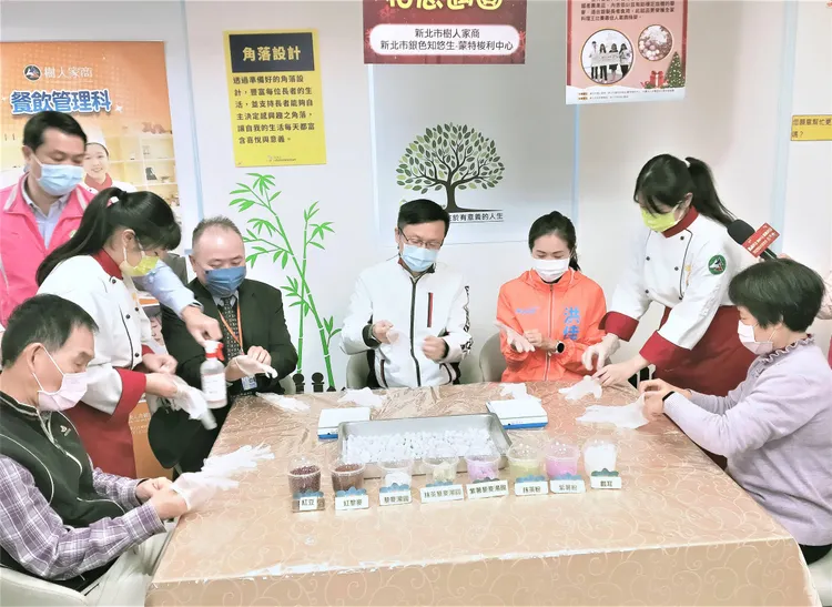 相思遇圓活動中，學生介紹捏麵糰並搓成圓擺放盤中。新北市府提供