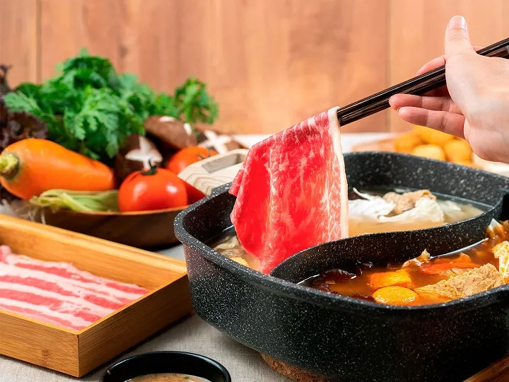 即日起-2023/1/20到「和牛涮」忠孝東店點指定套餐方案，，可免費升級澳洲金牌純血和牛吃到飽。業者提供