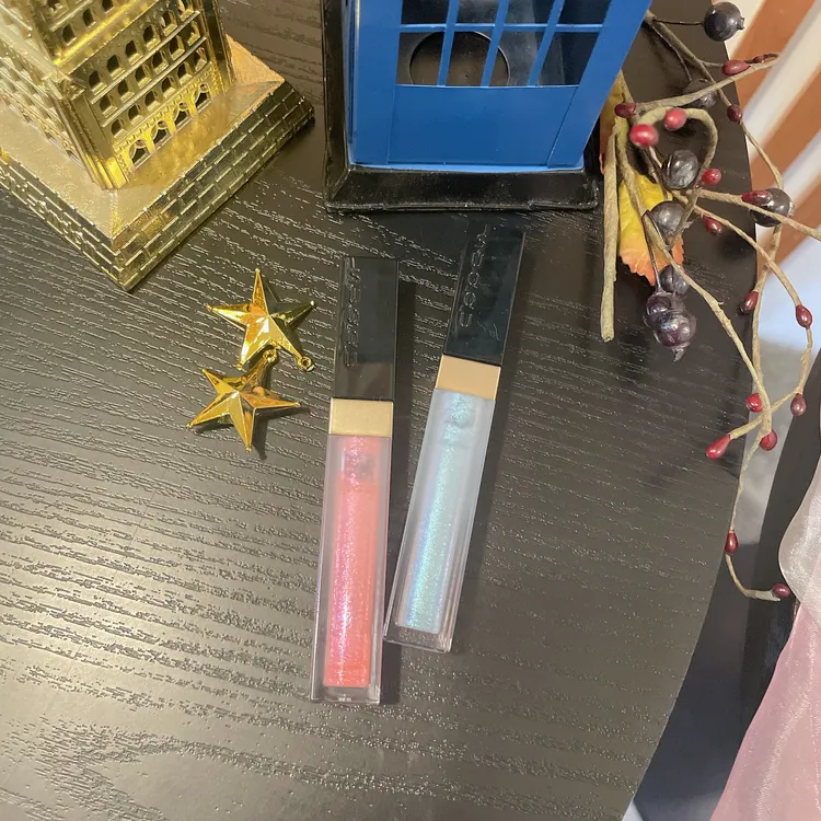 晶采艷光眼彩蜜#110（左）、#109（右），各1400元。張家玲攝