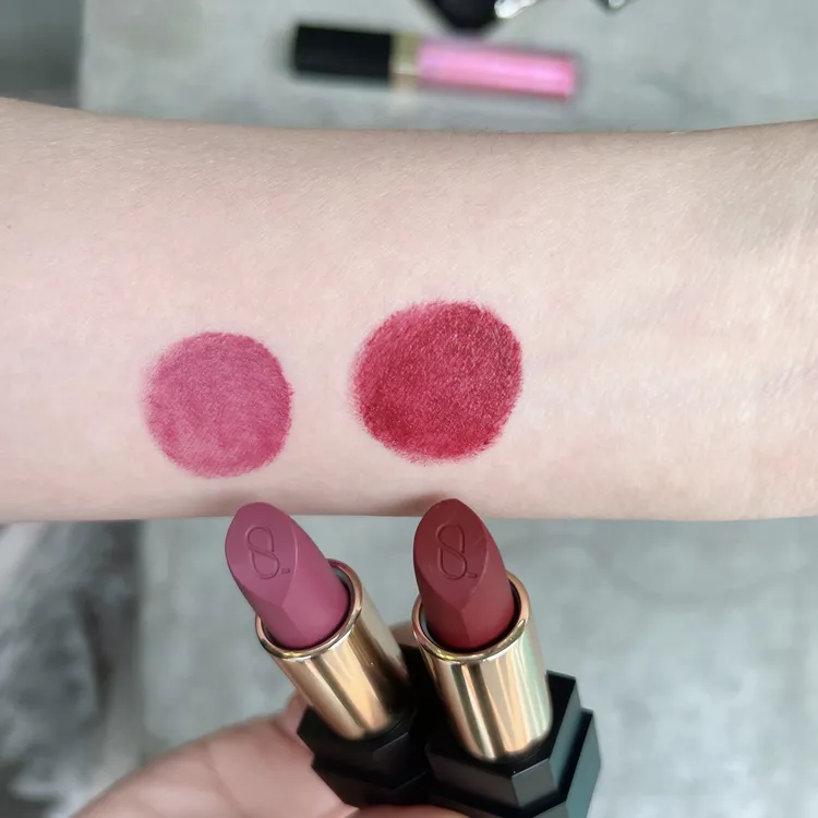 晶采透霧唇膏#114（左）、#113（右），各1950元。張家玲攝