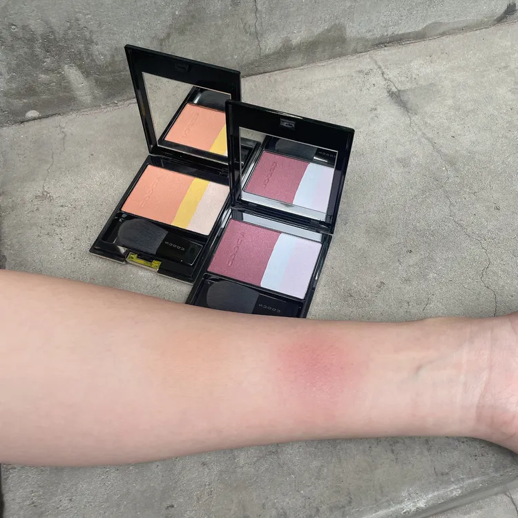 晶采淨妍頰彩#134（左）、#135束間（右），各2100元。張家玲攝