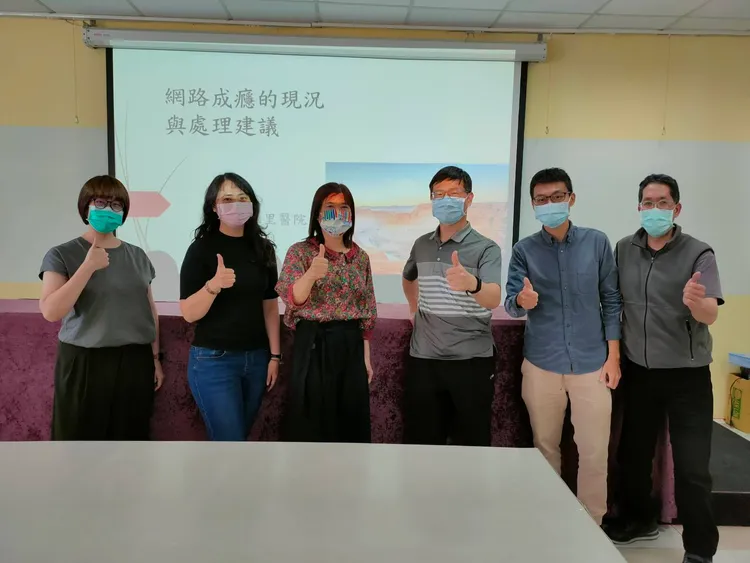 玉里醫院與鎮立圖書館合辦講座，與家長一起認識網路成癮症。玉里醫院提供