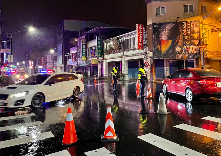 王姓男子開車載運農機因車身過高鉤到電線，連帶讓沿路3根號誌燈桿倒地，警方獲報後前往處理。讀者提供