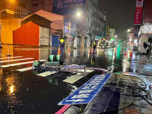 深夜載農機勾倒宜蘭市區3支燈桿 肇事男闖禍後落跑吃2張罰單