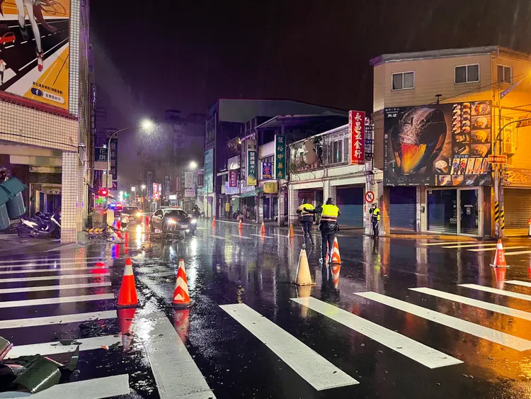 警方到現場交管。讀者提供