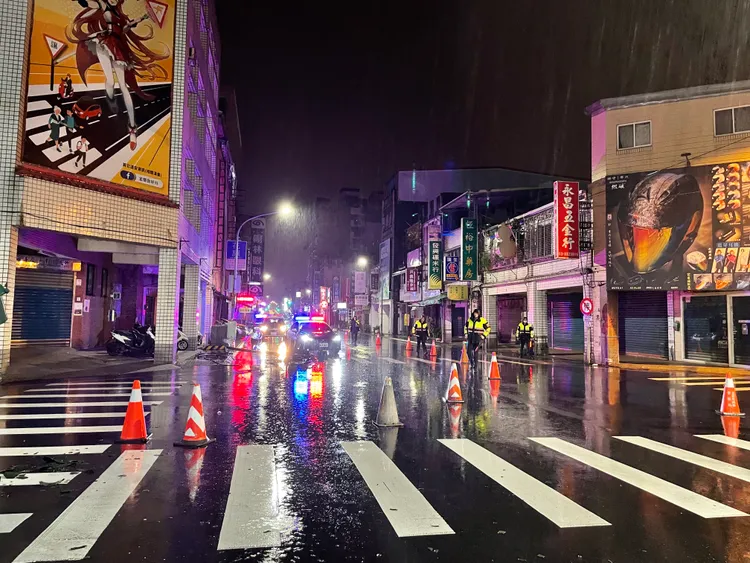 王姓男子開車載運農機因車身過高鉤到電線，連帶讓沿路3根號誌燈桿倒地，警方獲報後前往處理。讀者提供