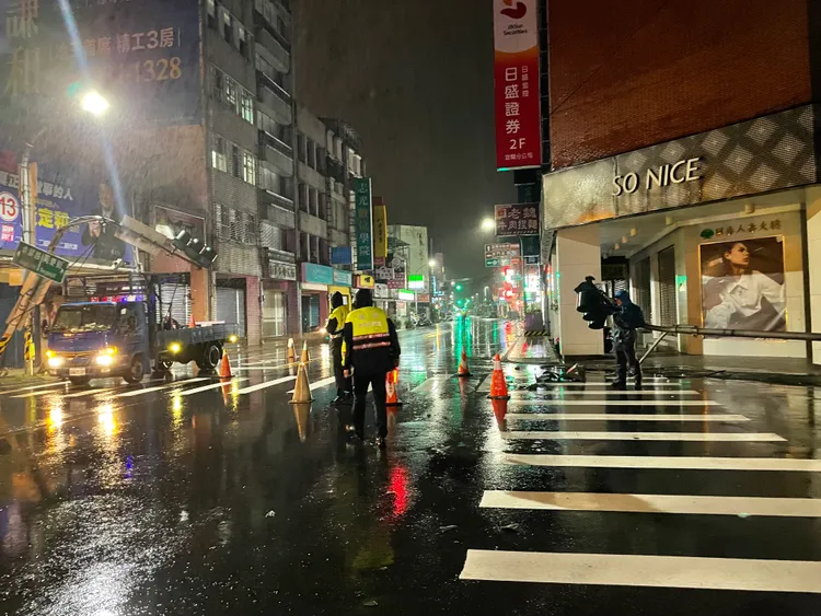 號誌燈桿被扯斷倒地，警方前往現場交維。讀者提供