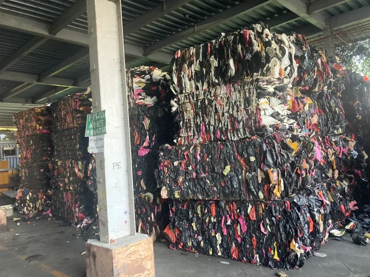 廠內堆放壓聚成大磚型的塑料。陳宏銘攝